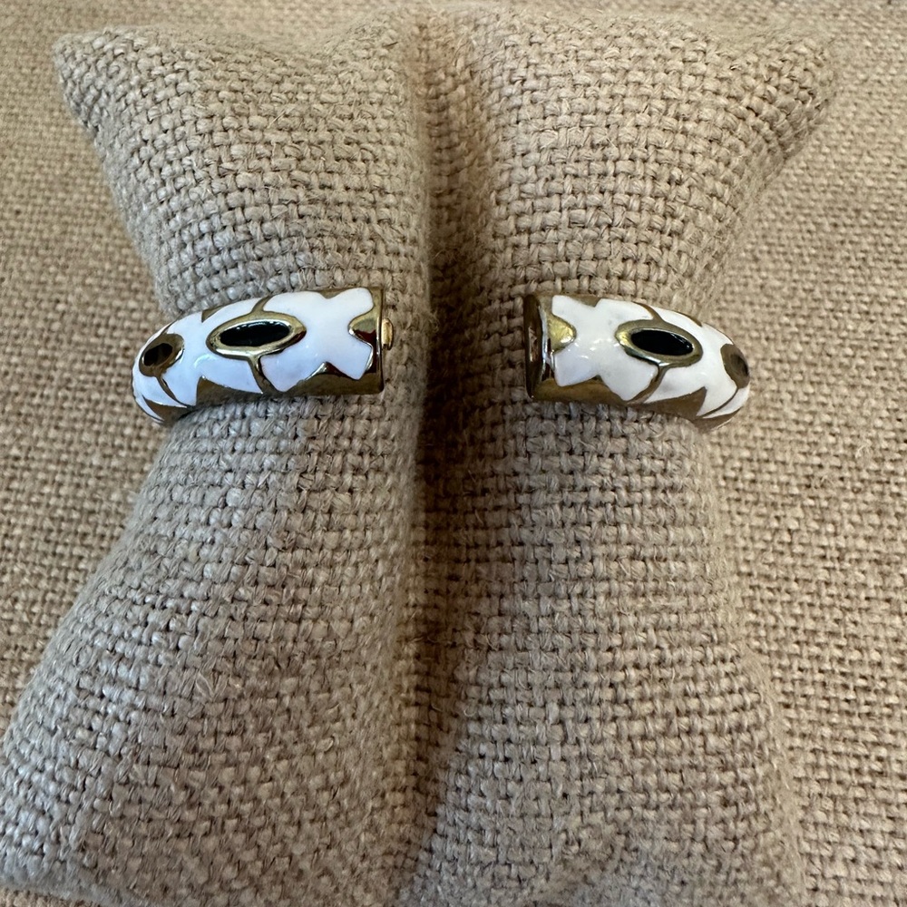 Fornash (1) vintage style white and black with gold bracelet. Has enamel finish. - Picture 3 of 4